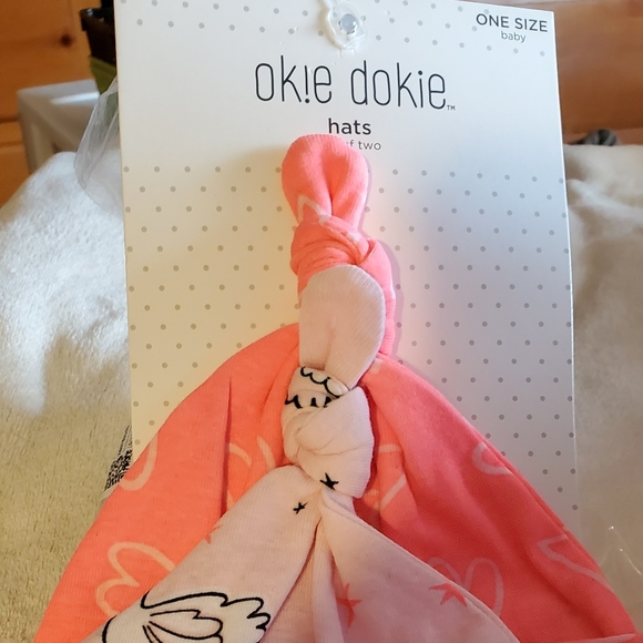 🦄 4/$10    2 hats 🦄 - Picture 1 of 4